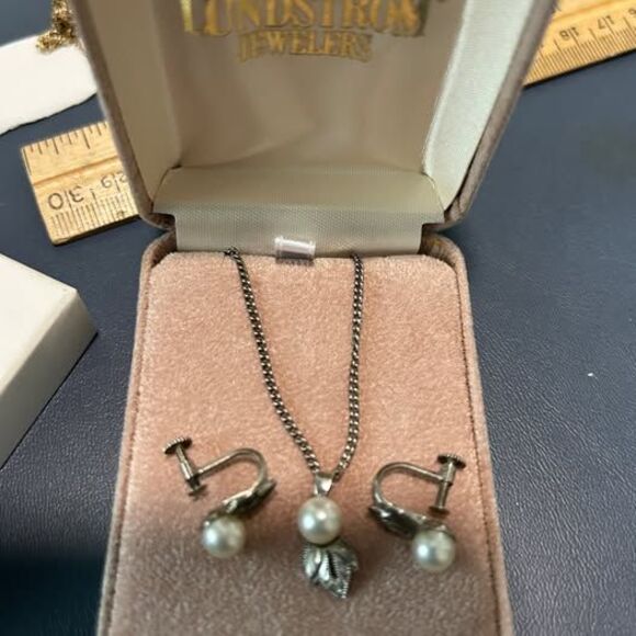 Vintage silver necklace and earring set - Picture 9 of 10